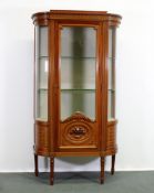 Vitrine, Louis-Seize-Stil, 20. Jh., Mahagoni, Messingeinlagen und -appliken, eine Tür, 158 x 88 x 32