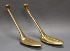 2 Bronzen, "Abstrakt", 1x monogrammiert PB, jeweils 42 cm hoch und. 65 cm lang (Gesamtmaß), Patina