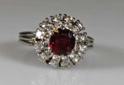 Ring, WG 750, gepunzt Schilling, 1 facettierter Rubin, 12 Brillanten zus. ca. 0.60 ct., 12