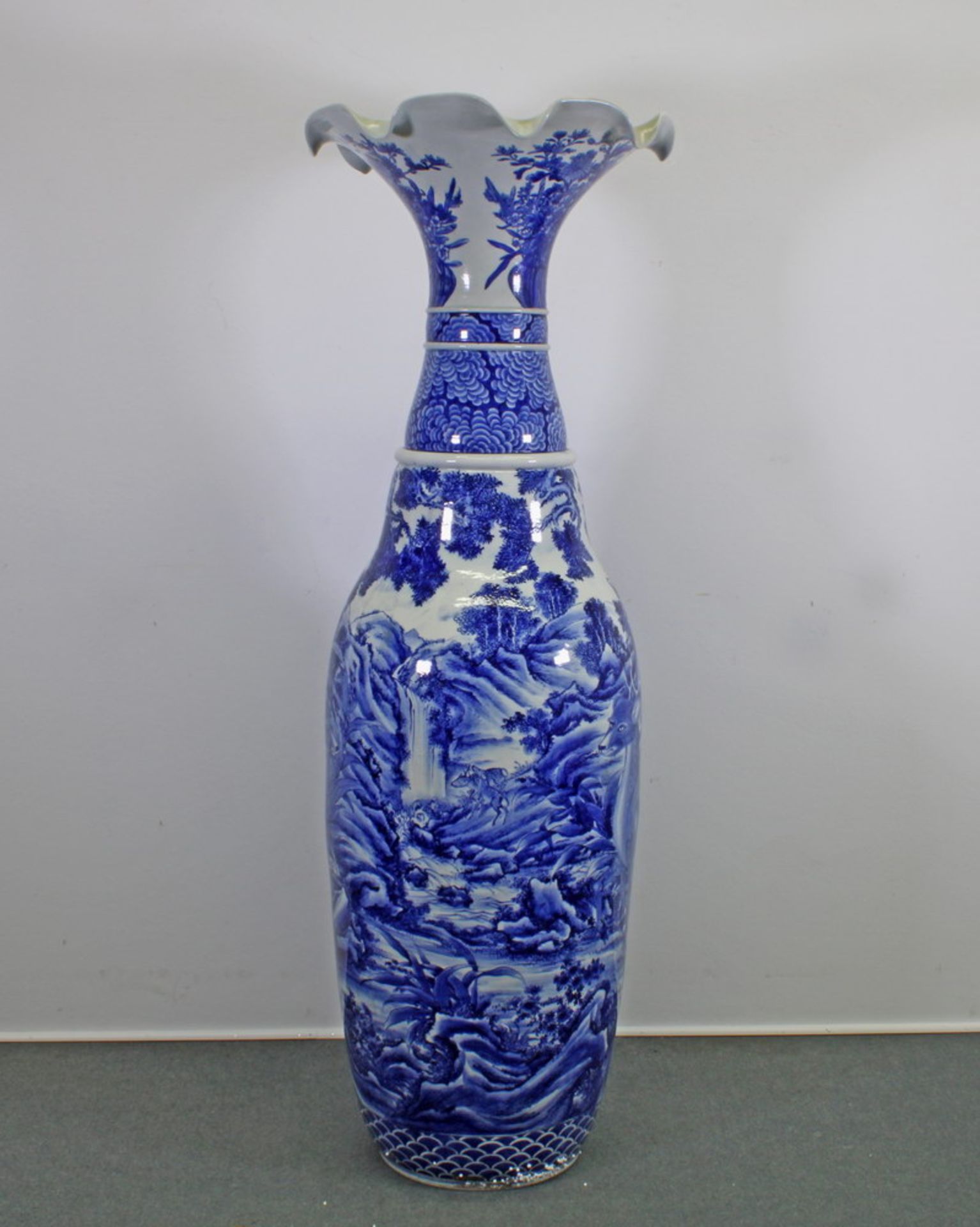 Große Bodenvase, Japan, wohl Seto, Ende 19. Jh., Porzellan, schlanke Form mit trompetenförmigem Hals - Image 2 of 4