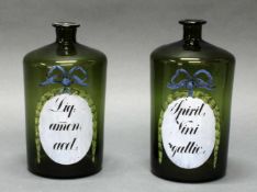 2 Apothekengefäße, 19. Jh., Glas, grün, Flaschenform, Schilder in farbiger Emaillemalerei,