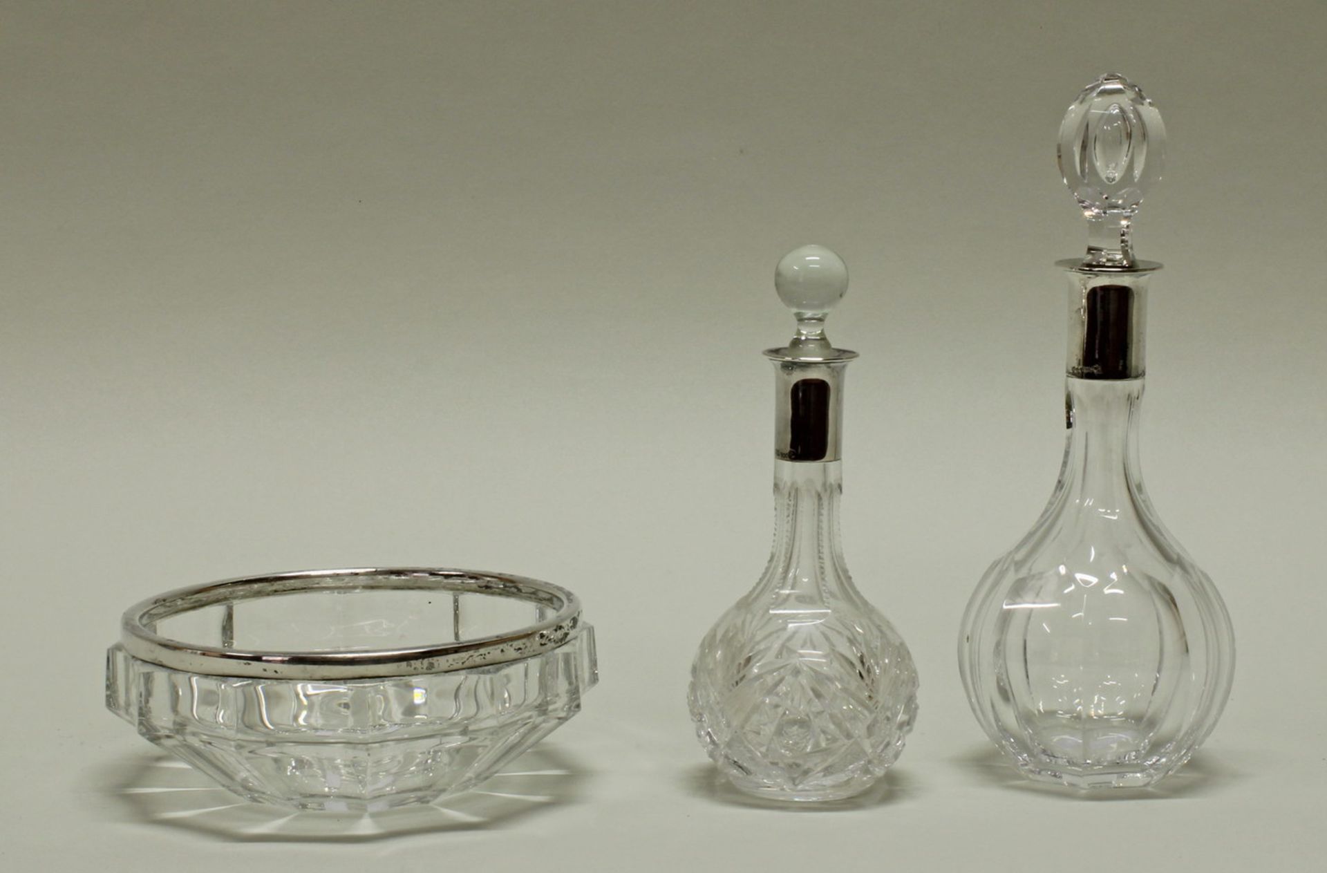 Schale, 2 Karaffen, Silber 800/830/835, deutsch, farbloses Kristallglas, Rand mit