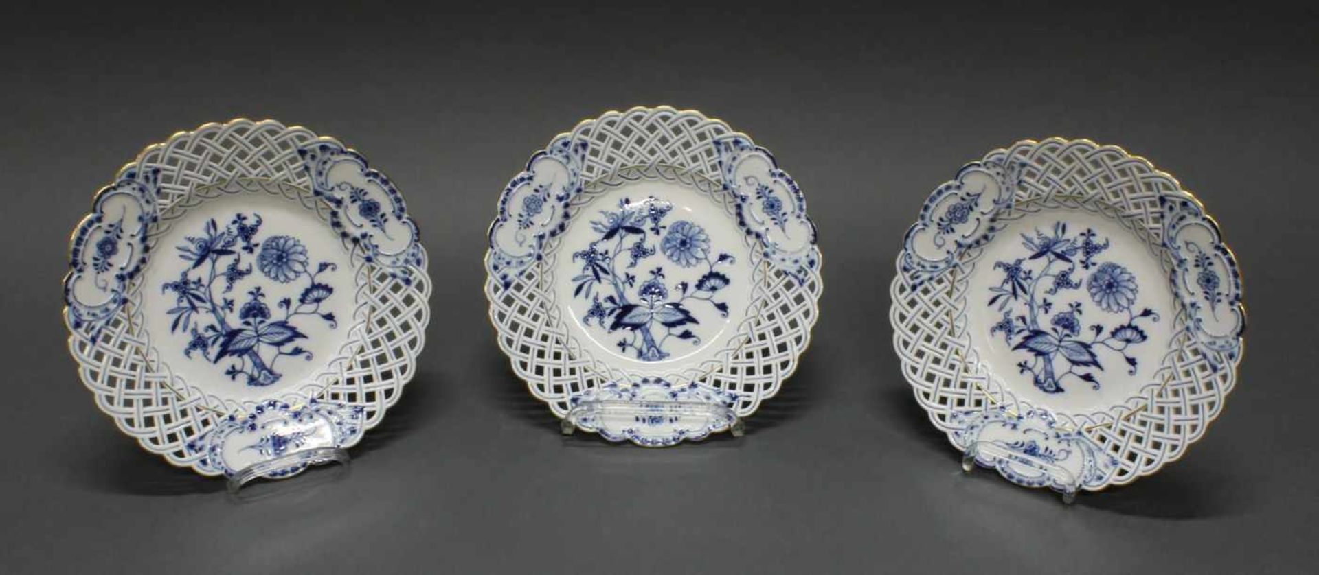 3 Durchbruchteller, Meissen, Schwertermarke, 1850-1924, 1. Wahl, Zwiebelmuster, Goldrand, ø 23.5 cm