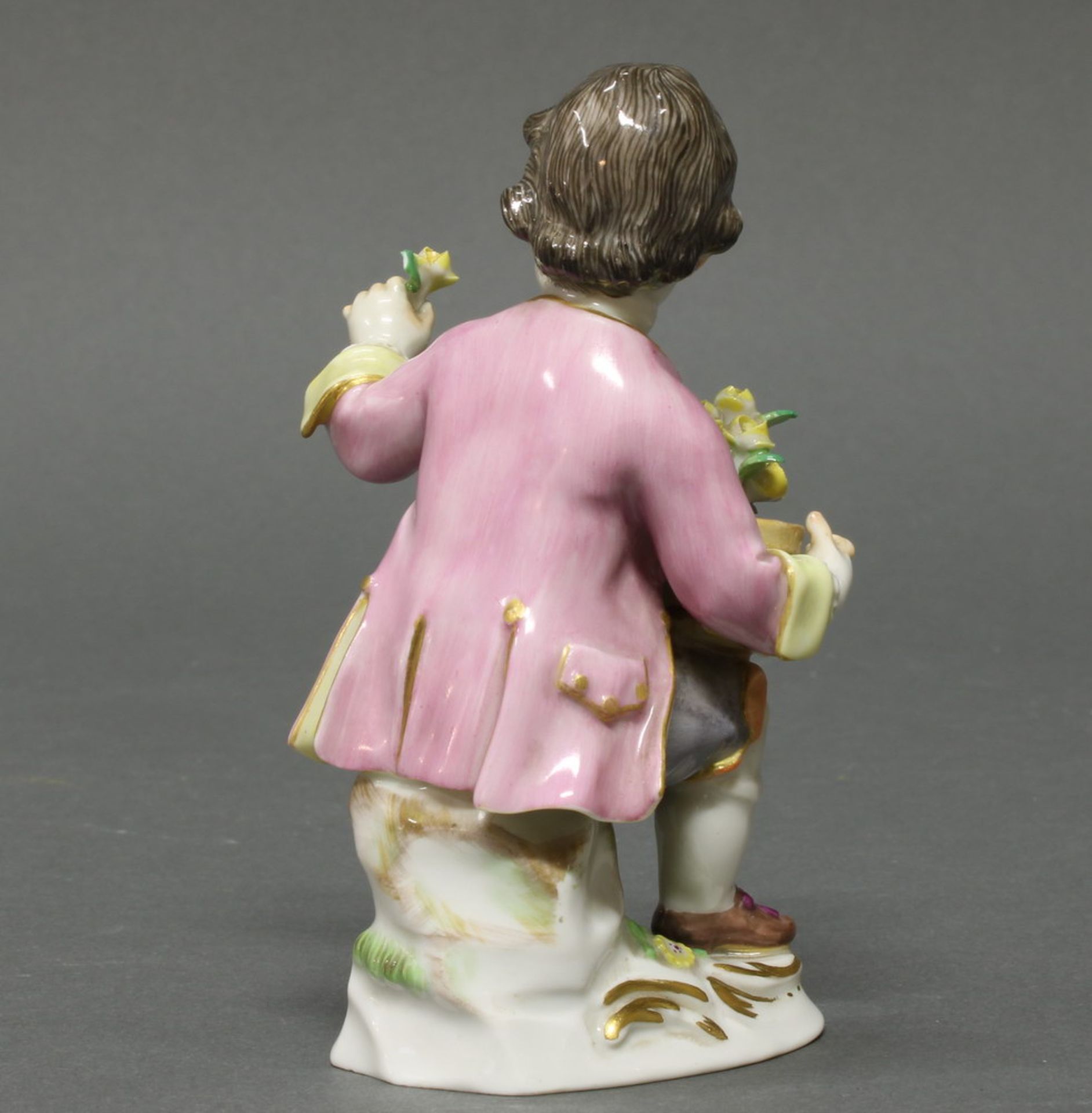 Porzellanfigur, "Sitzender Gärtnerknabe mit Blumentopf", Meissen, Schwertermarke, 1. Wahl, - Image 2 of 2