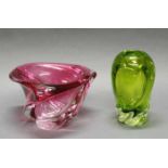Schale, Vase, 20. Jh., Glas, purpur bzw. hellgrün, gedrehte Formen, 16-22 cm hoch