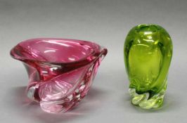 Schale, Vase, 20. Jh., Glas, purpur bzw. hellgrün, gedrehte Formen, 16-22 cm hoch