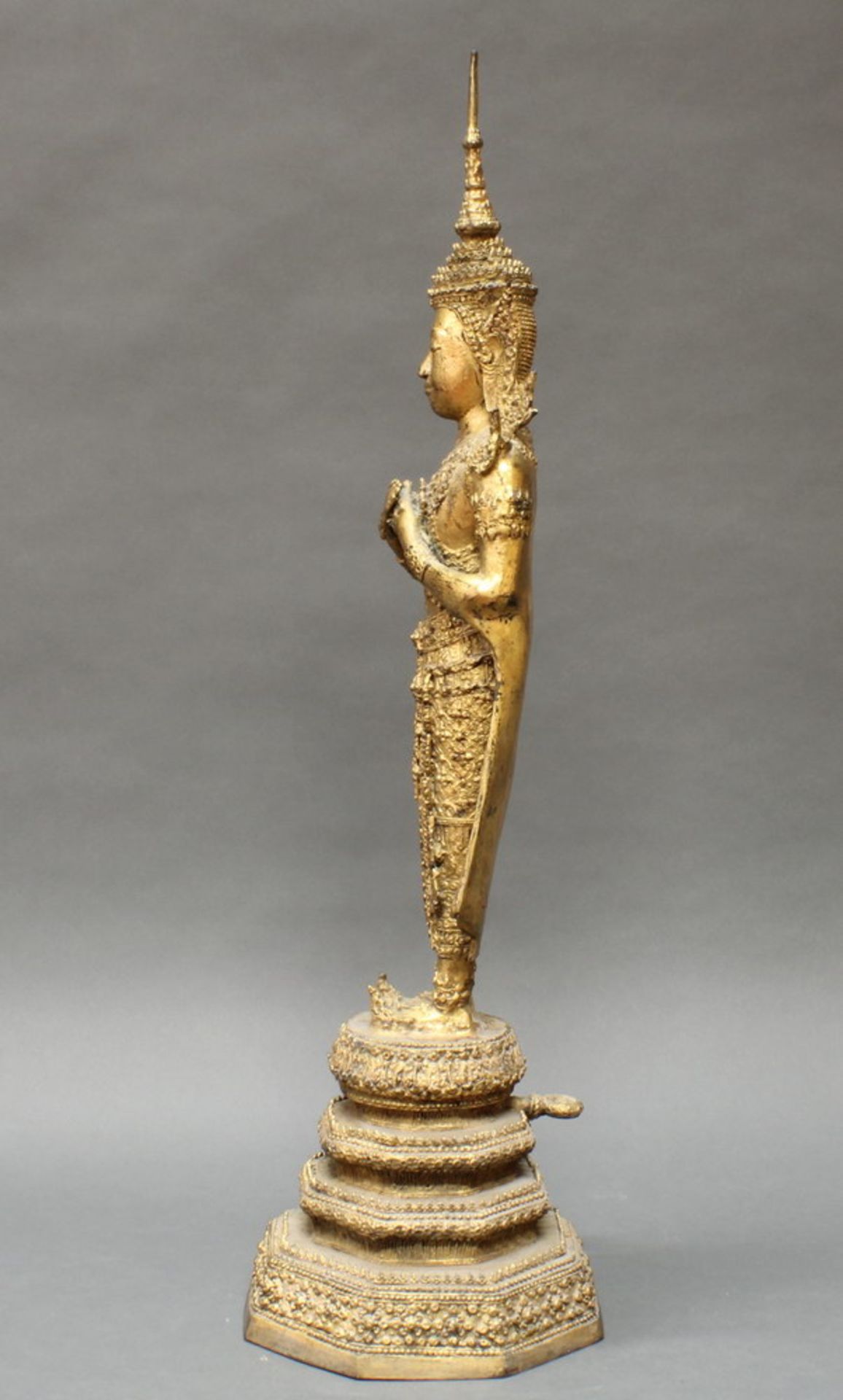 Figur, "Stehende Gottheit", Thailand, 20. Jh., Rattanakosin, Bronze, lackvergoldet, auf hohem - Image 2 of 4