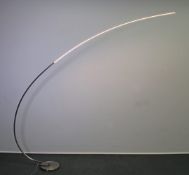 Moderne Stehlampe, Metall, gebogene Form, in der Länge variierbar, bez. Fa. Zijlstra - 4004 JL Tiel