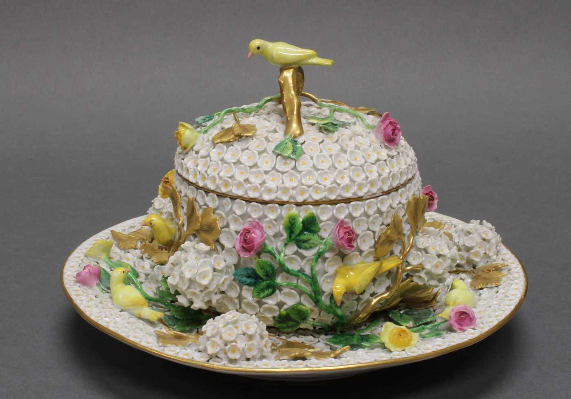 Deckelterrine auf Présentoir, Meissen, Schwertermarke, 1850-1924, 1. Wahl, mit plastischen