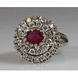 Ring, WG 585, 1 ovaler facettierter Rubin, 32 Besatz-Brillanten zus. ca. 0.64 ct., 8 g, RM 17.7