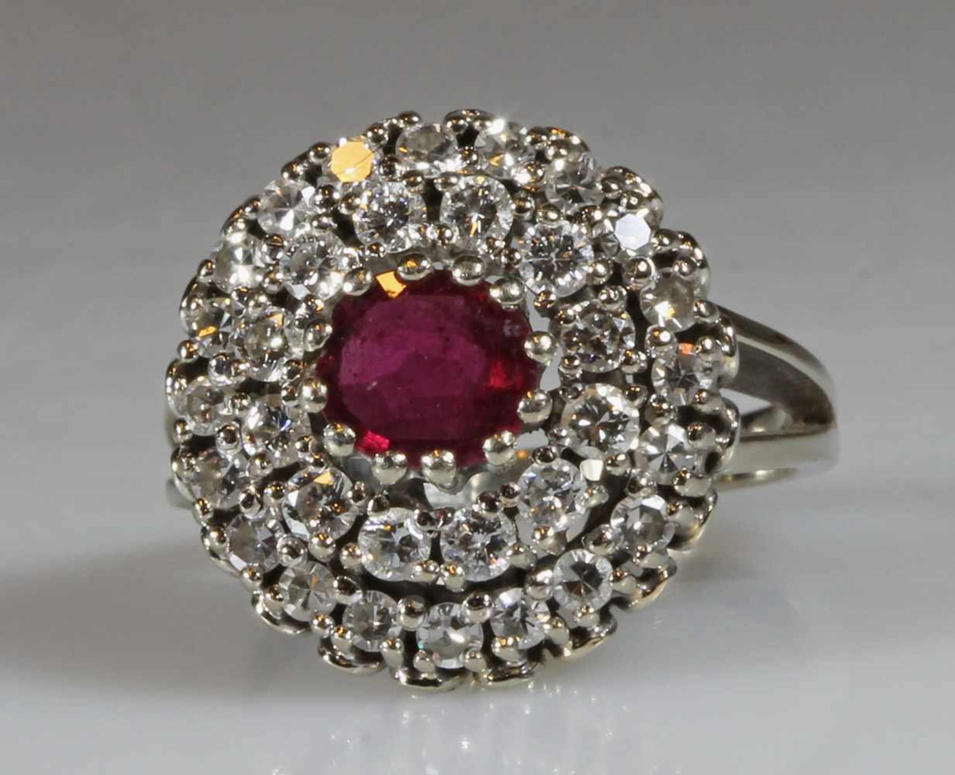 Ring, WG 585, 1 ovaler facettierter Rubin, 32 Besatz-Brillanten zus. ca. 0.64 ct., 8 g, RM 17.7