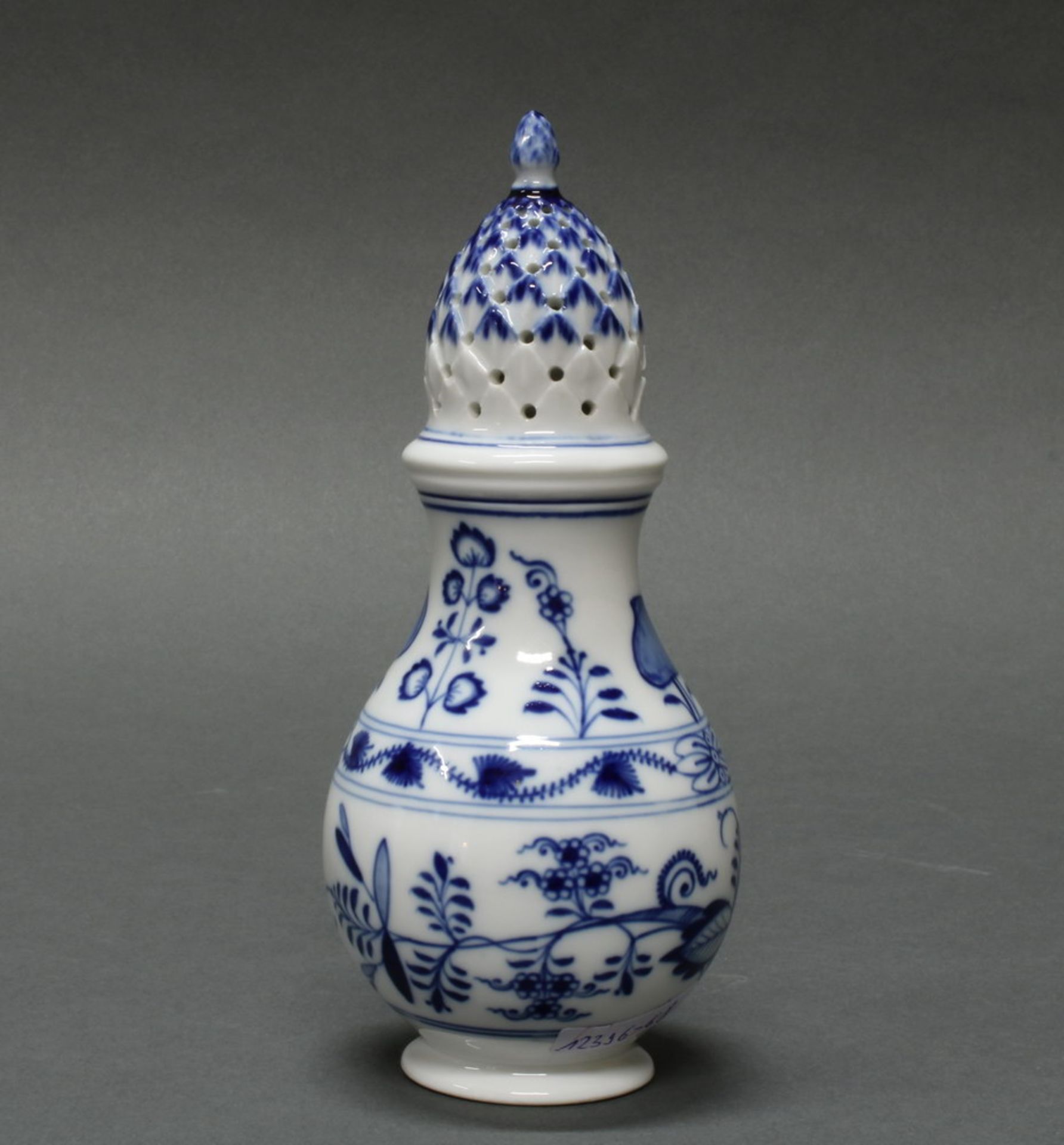 Zuckerstreuer, Meissen, Schwertermarke, 1850-1924, 1. Wahl, Zwiebelmuster, Balusterform, 18 cm hoch