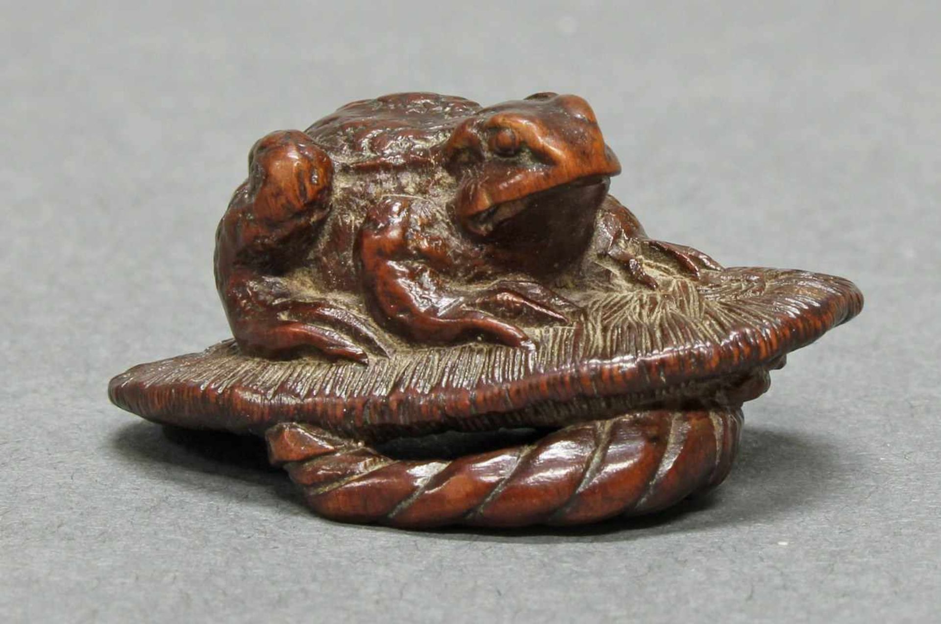 2 Netsuke, "Kröte auf Sandale", "Alter Steinklopfer", Japan, um 1900, Buchsbaum, je Signatur, 2-5 cm - Image 5 of 8