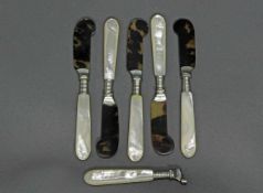 5 Kaviarmesser, Anfang 20. Jh., Perlmutt, Metall, Horn, 15 cm hoch; dazu: 1 Kaviermesser,