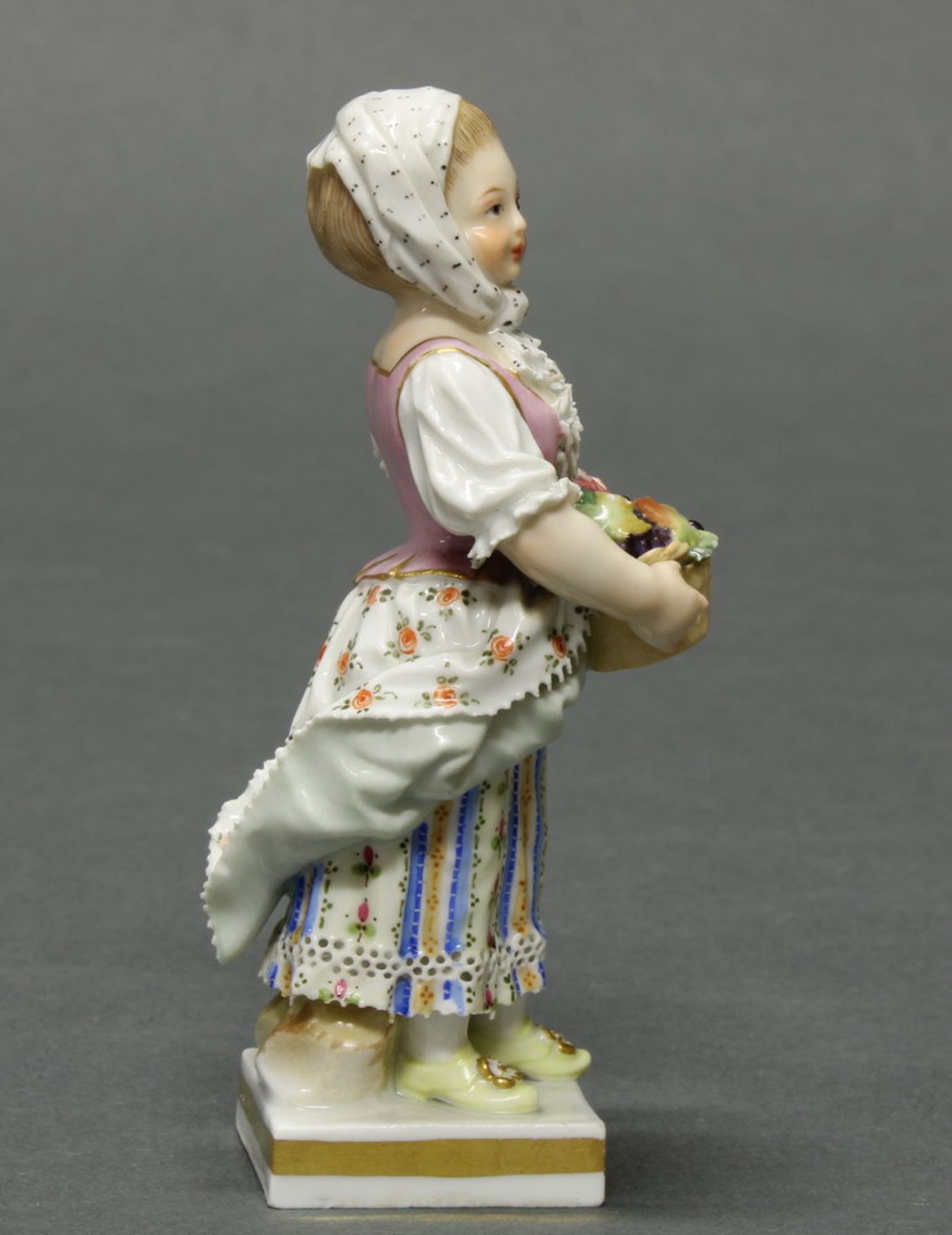 Porzellanfigur, "Mädchen mit Weinkorb", Meissen, Schwertermarke, 1. Wahl, polychrom und - Image 4 of 5