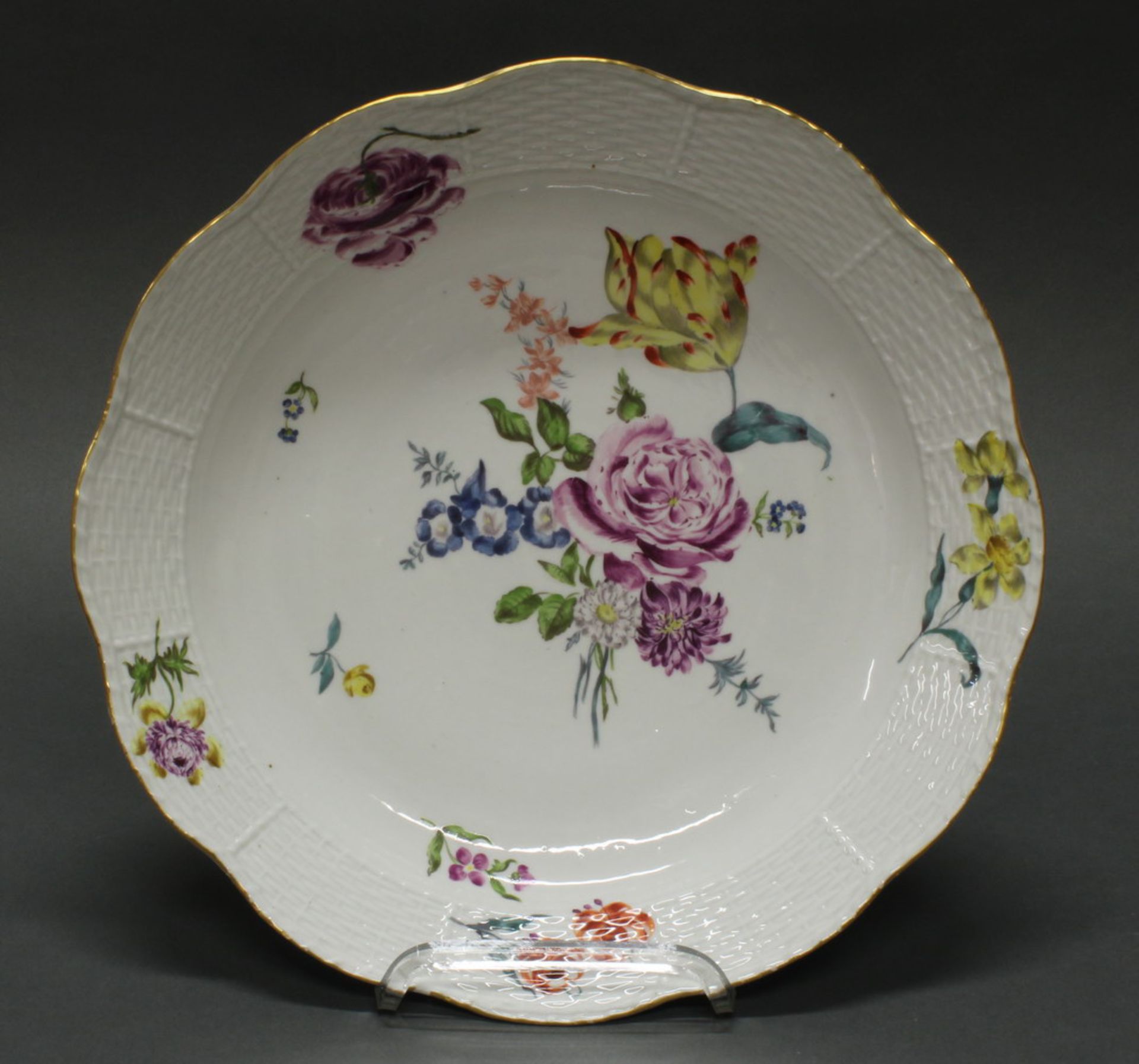 Platte, Meissen, Schwertermarke, um 1750, Osier, farbige Blumenmalerei, Goldrand, 6.5 cm hoch, ø