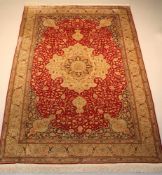 Hereke, Türkei, Seide, ca. 2.68 x 1.84 m, Fransen teils schadhaft, kleine Stelle mit reduziertem