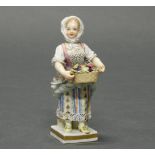 Porzellanfigur, "Mädchen mit Weinkorb", Meissen, Schwertermarke, 1. Wahl, polychrom und