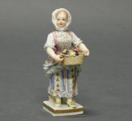 Porzellanfigur, "Mädchen mit Weinkorb", Meissen, Schwertermarke, 1. Wahl, polychrom und