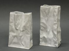 2 Tütenvasen, "Do not litter", Rosenthal, Weißporzellan, matt, Modellentwurf von Tapio Wirkkala (
