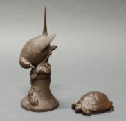 2 Porzellanfiguren, "Schildkröte", "Rotkehlchen mit Frosch", Meissen, Schwertermarke, 1. Wahl,