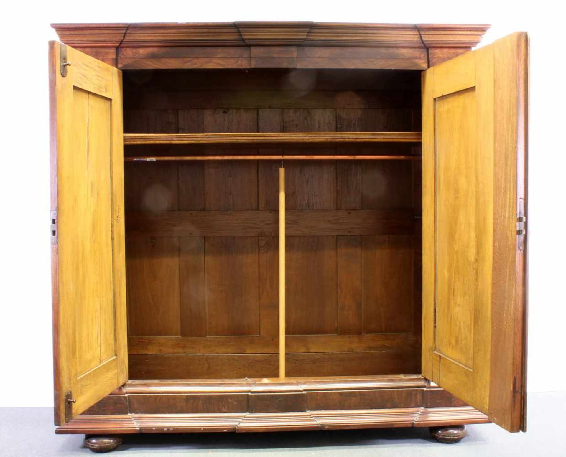 Dielenschrank, um 1800, Nussholz, zweitürig, Türen mit Bandeinlagen, 189 x 193 x 68 cm, Gebrauchs- - Bild 2 aus 2