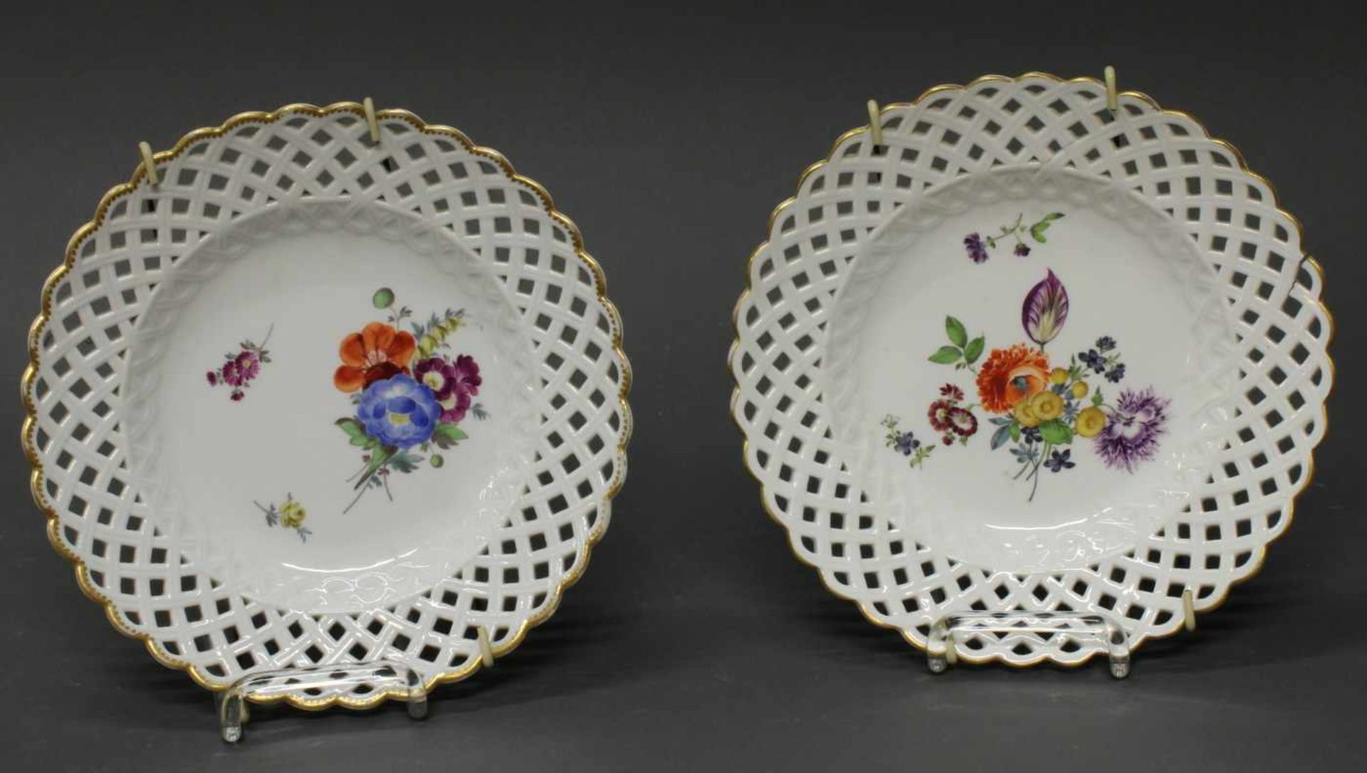 2 Durchbruchteller, Meissen, Schwertermarke, 1774-1817, 1./2. Wahl, Korbrand, farbige Blütenmalerei,