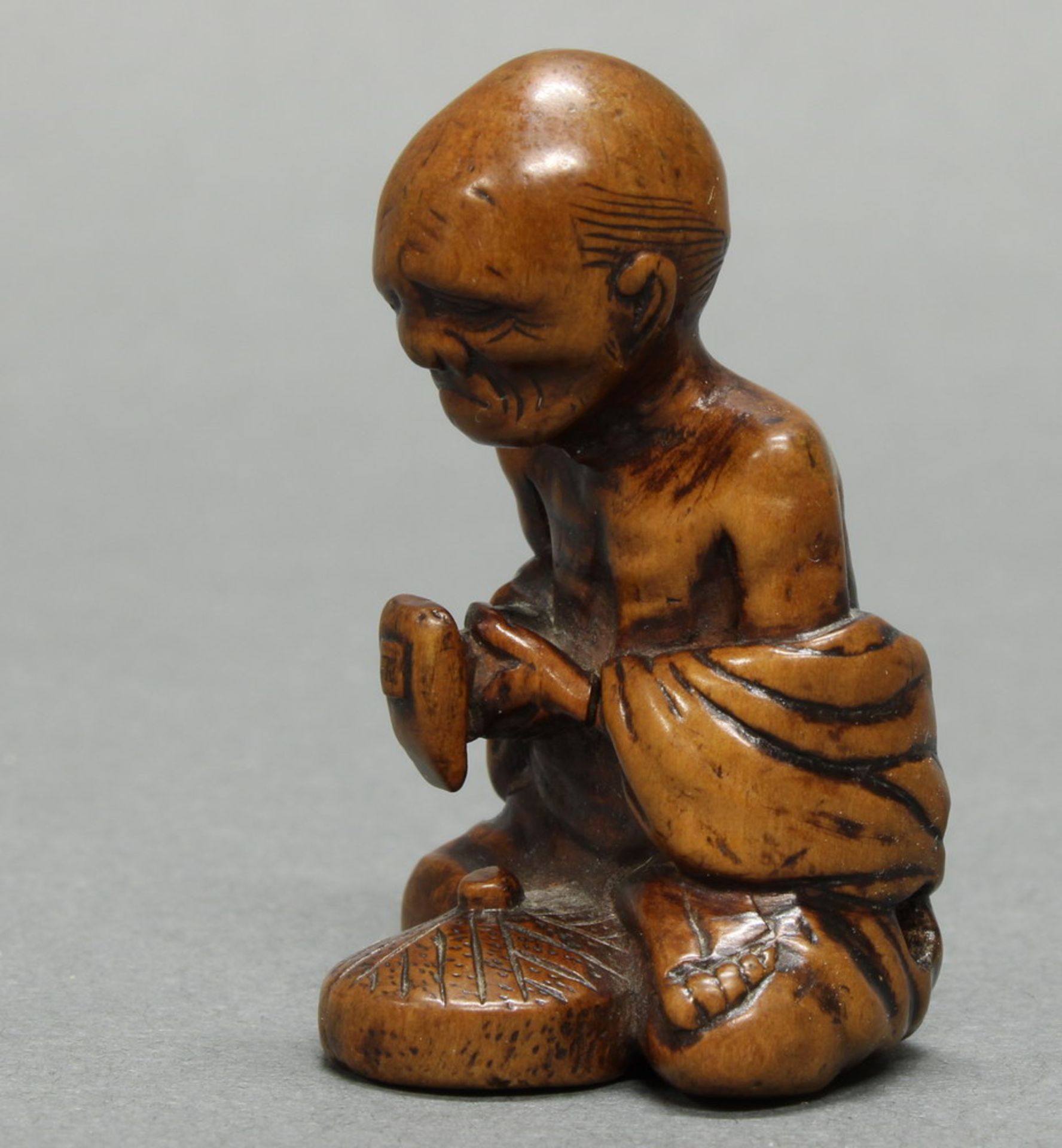 2 Netsuke, "Kröte auf Sandale", "Alter Steinklopfer", Japan, um 1900, Buchsbaum, je Signatur, 2-5 cm - Image 3 of 8