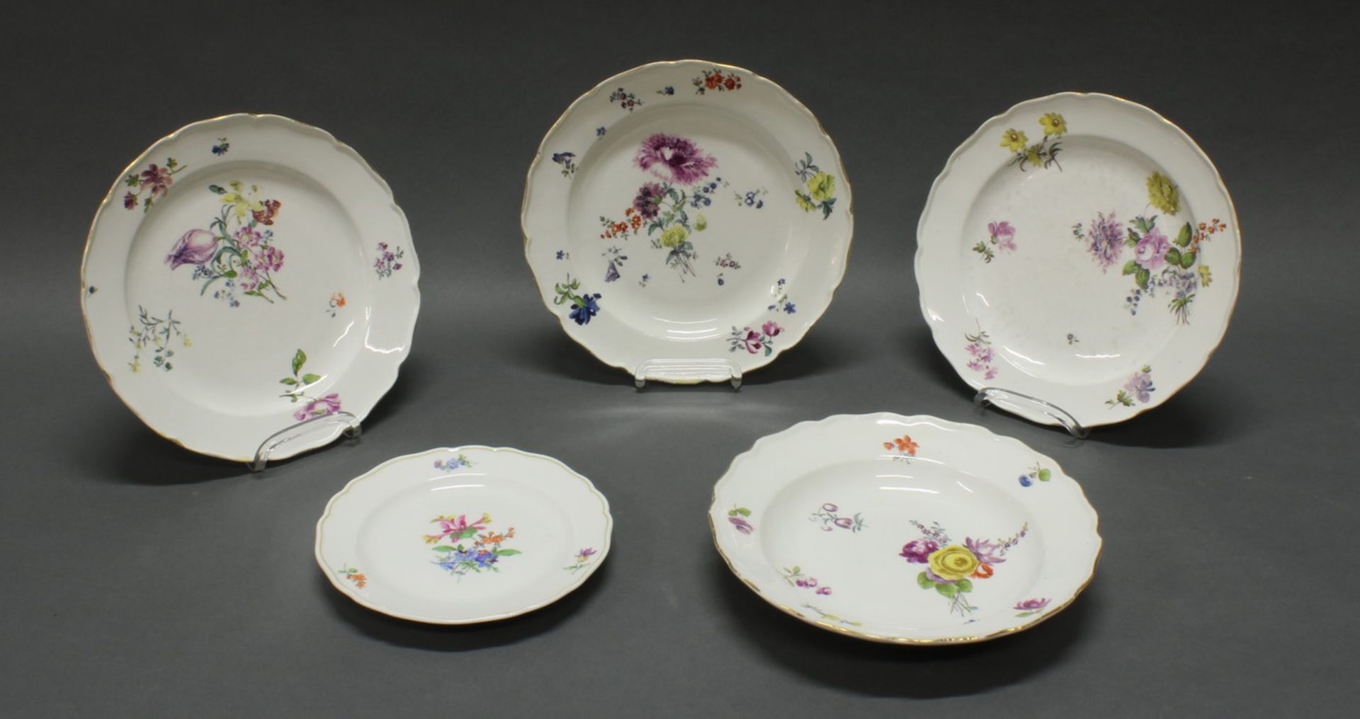 5 Teller, Meissen, Schwertermarke, 18.-20. Jh., diverse Formen und farbige Blumendekore, teils