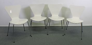 4 Stühle, nach Arne Jacobsen, Stuhlbeine aus verchromtem Stahlrohr, weiße Sitzschale, ungemarkt