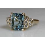 Ring, GG 750, 1 Aquamarin ca. 5.80 ct, Smaragdschliff, 10 Brillanten zus. ca. 0.65 ct., etwa w/p1,