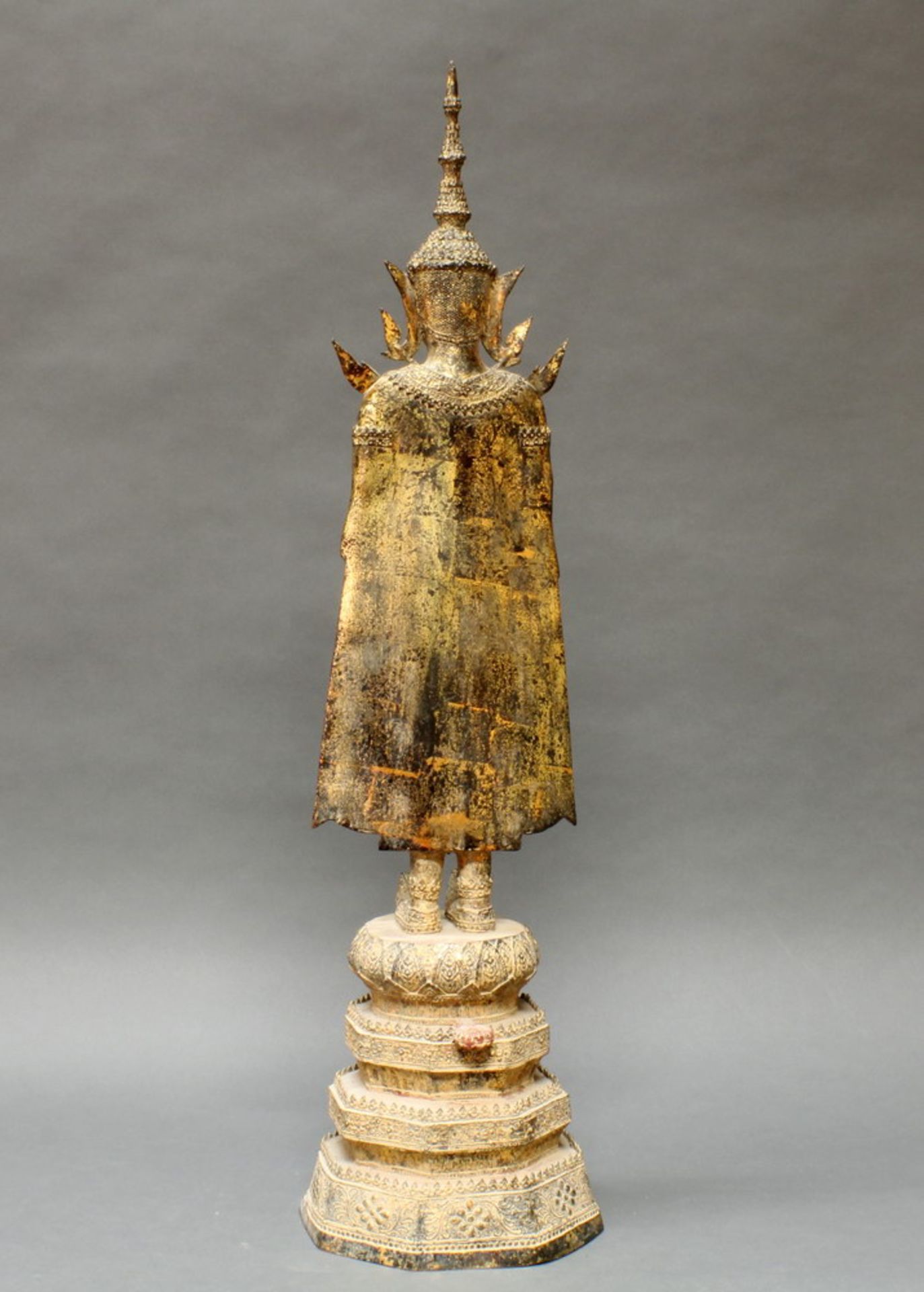 Figur, "Stehende Gottheit", Thailand, 20. Jh., Rattanakosin, Bronze, lackvergoldet, auf hohem - Image 3 of 4