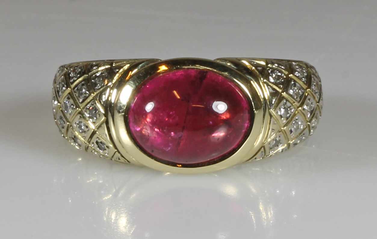 Ring, GG 585, Rubellit-Cabochon, 22 kleine Besatz-Diamanten zus. ca. 0.20 ct., 6.2 g, RM 18