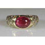 Ring, GG 585, Rubellit-Cabochon, 22 kleine Besatz-Diamanten zus. ca. 0.20 ct., 6.2 g, RM 18