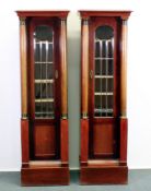 Paar Pfeilervitrinen, um 1900, Mahagoni, je eintürig, seitliche Rundsäulen, je 135 x 41 x 35 cm,