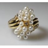 Ring, Blütenform, GG 750, 17 kleine Perlen, 13 Brillanten zus. ca. 0.20 ct., 9 g, RM 16.5