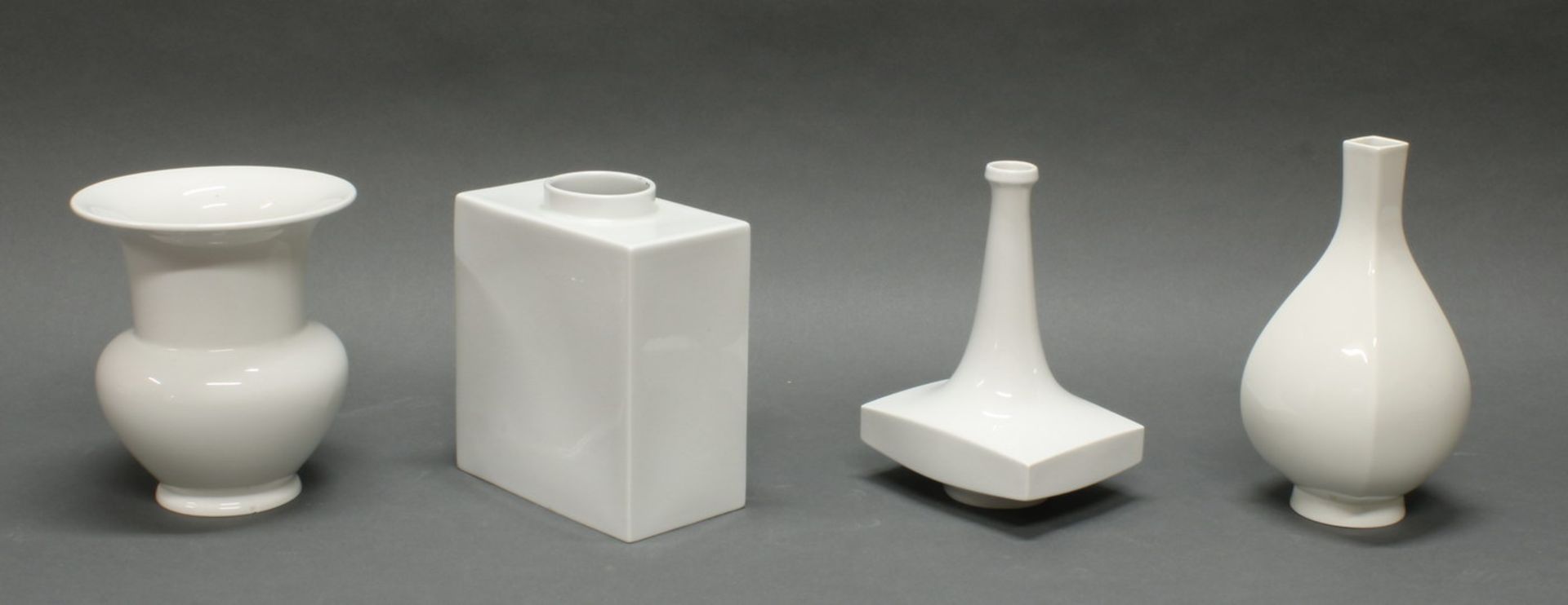 4 Vasen, KPM Berlin, Weißporzellan, diverse Formen, 19-23.5 cm hoch, Balustervase mit Chip