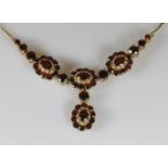 Collier, GG 585, ca. 53 facettierte Granate zus. ca. 8.90 ct., 45 cm lang, 18.4 g