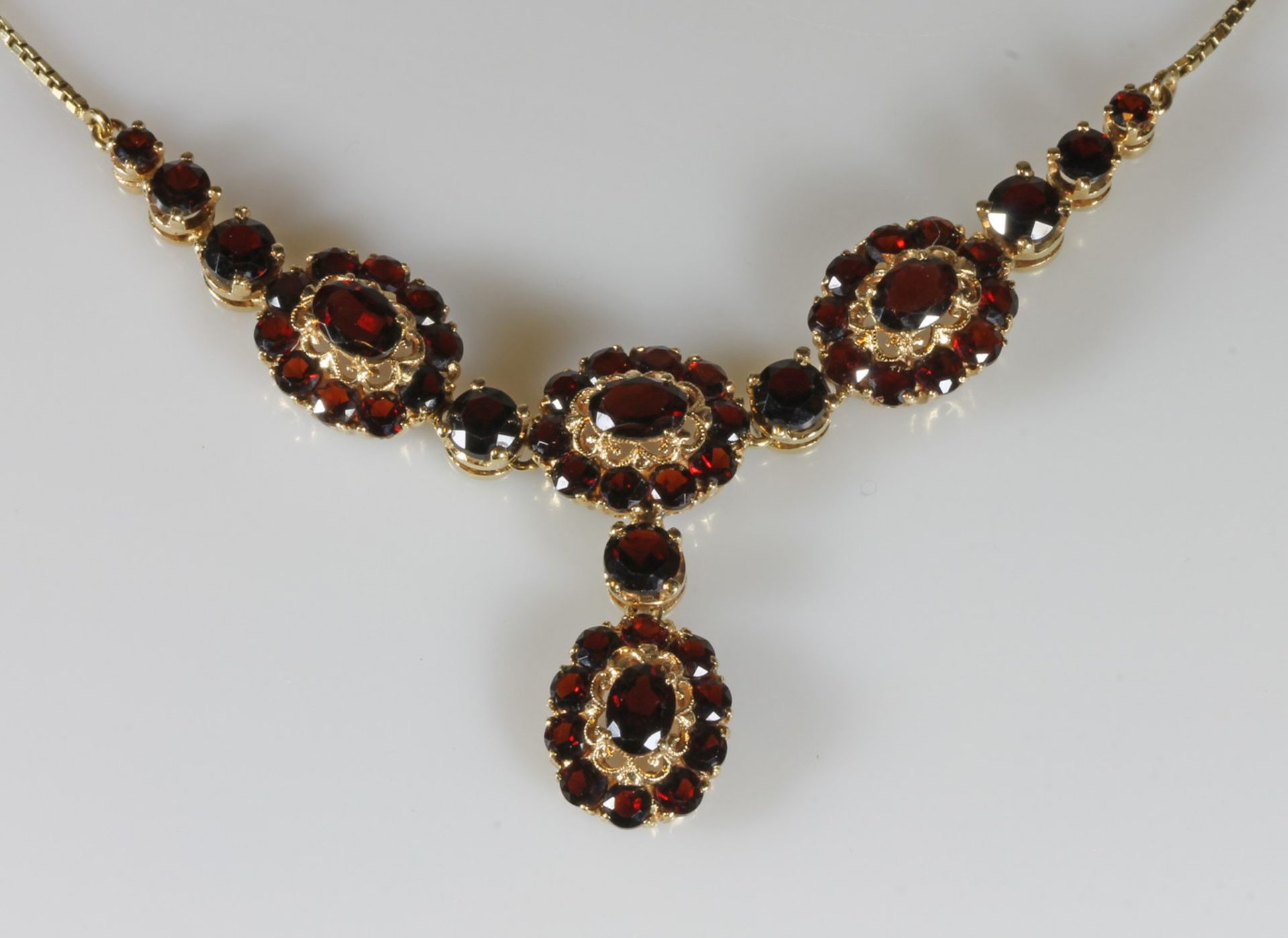 Collier, GG 585, ca. 53 facettierte Granate zus. ca. 8.90 ct., 45 cm lang, 18.4 g