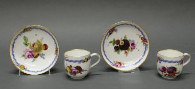 Paar Tassen mit Untertassen, Meissen, Schwertermarke, 1774-1817, 1. Wahl, farbige Früchte und