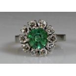 Ring, WG 585, 1 runder facettierter Smaragd, 10 Brillanten zus. ca. 1.0 ct., 6 g, RM 17.5