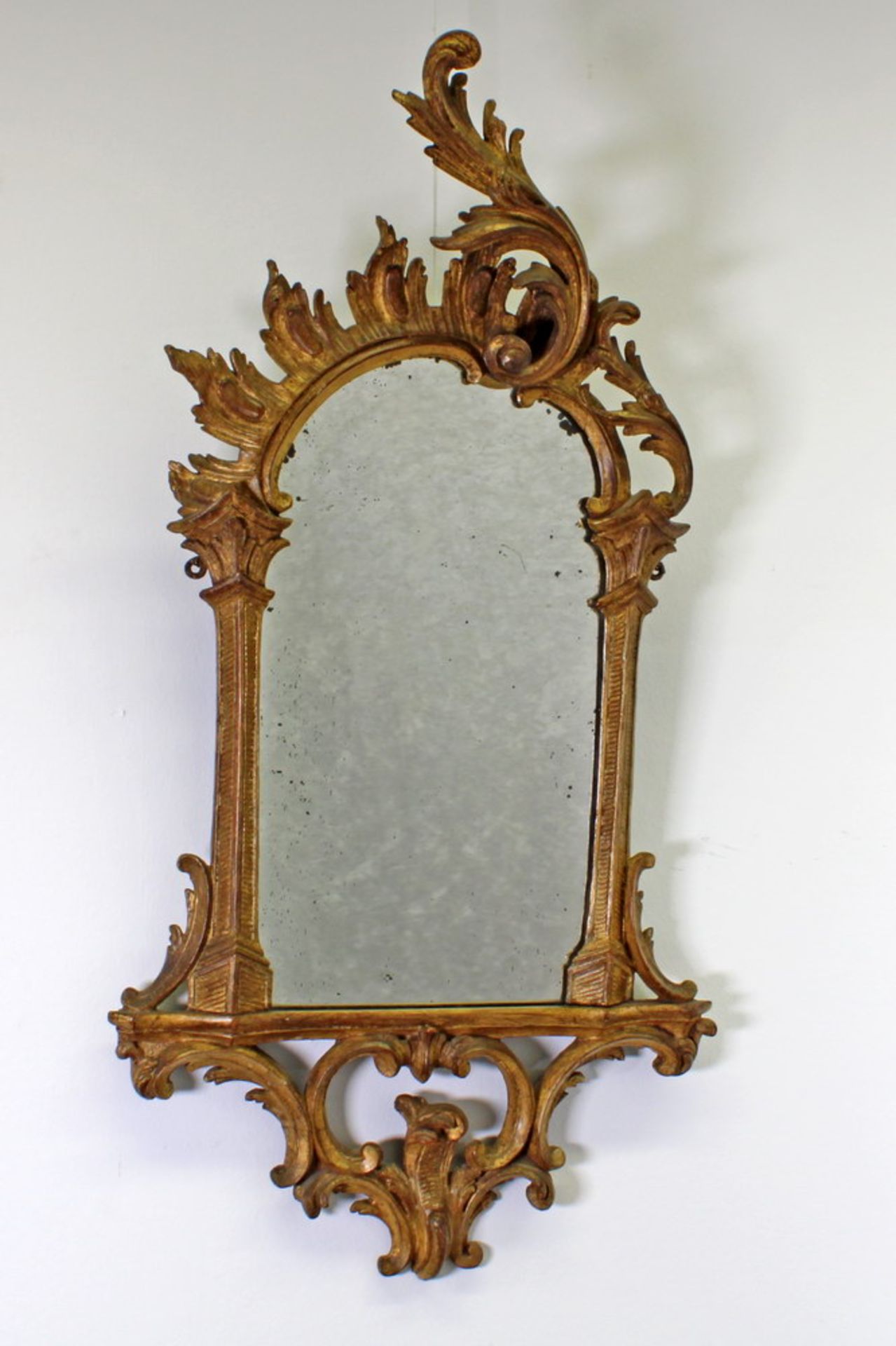 Wandspiegel, 18. Jh., Holz geschnitzt und gefasst, altes Spiegelglas, 88 x 45 cm