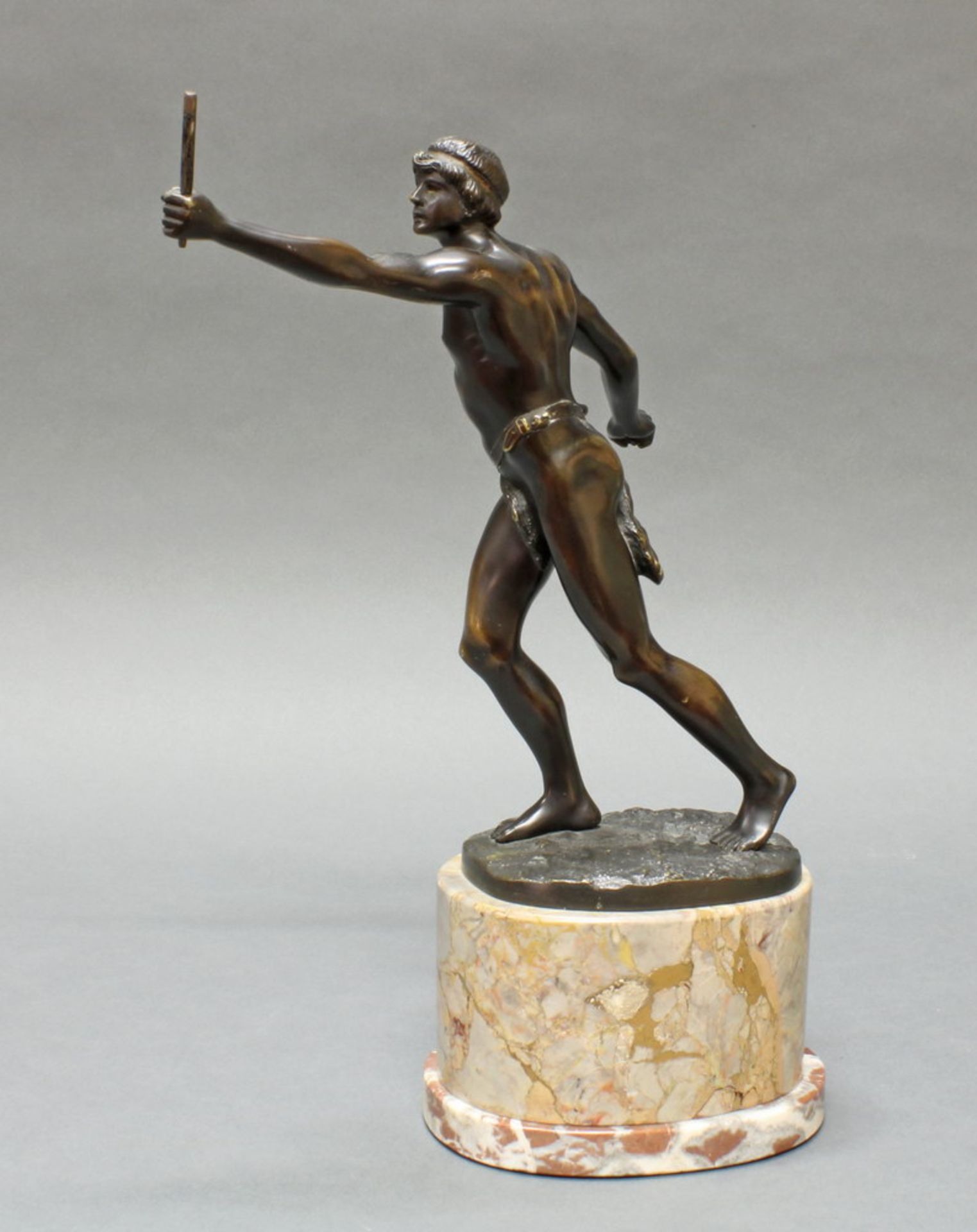 Bronze, dunkelbraun patiniert, "Antiker Läufer", auf der Plinthe bezeichnet Küchler, auf - Bild 2 aus 4