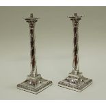 Paar Kerzenleuchter, Silber 925, Sheffield, 1903, quadratischer Fuß mit Vasenzier, Säulenschaft