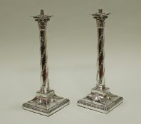 Paar Kerzenleuchter, Silber 925, Sheffield, 1903, quadratischer Fuß mit Vasenzier, Säulenschaft