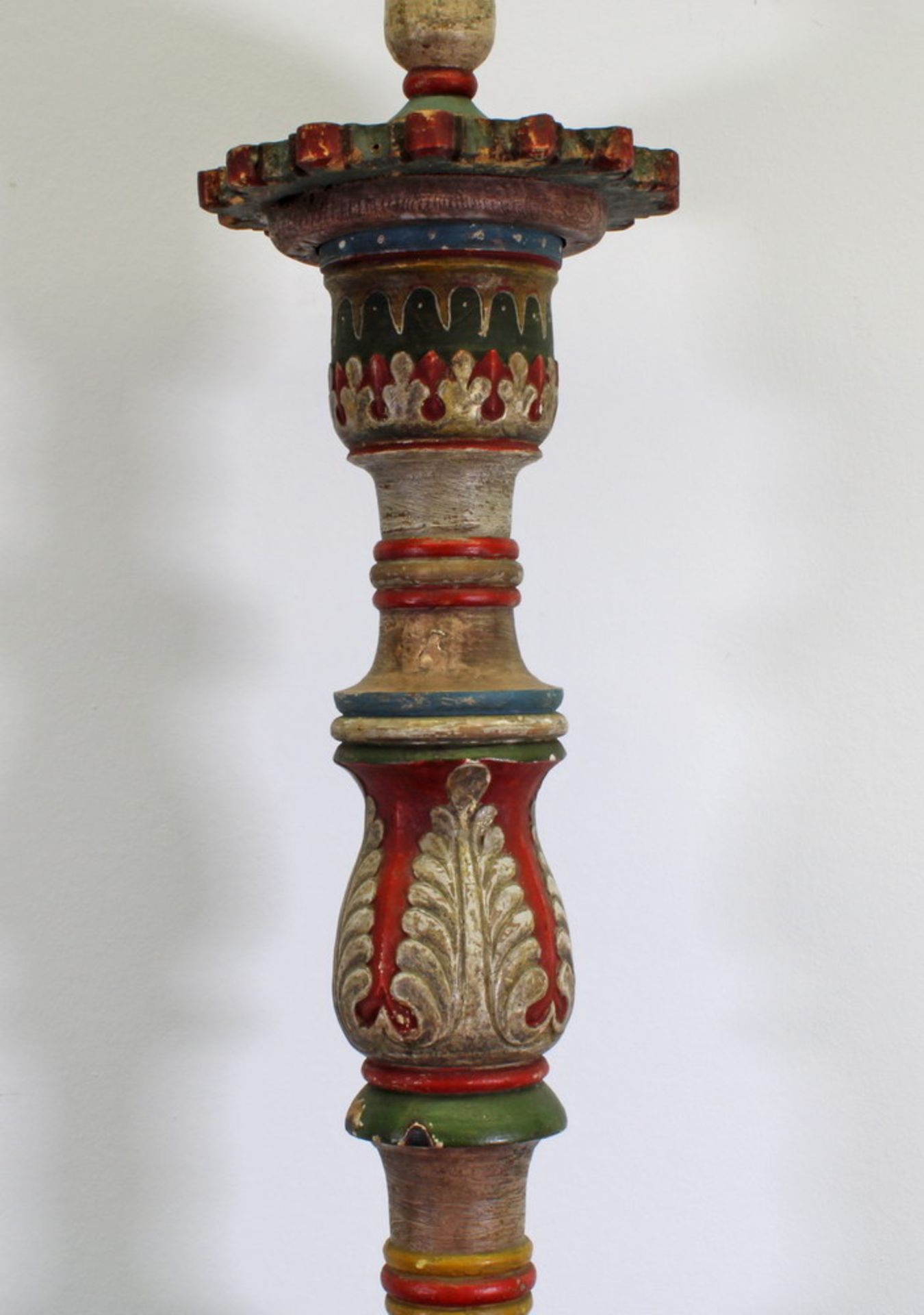 Paar große Leuchter, wohl Russland 19. Jh., Holz geschnitzt, polychrom gefasst, Sockel mit - Image 3 of 5