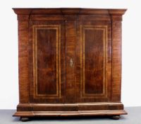 Dielenschrank, um 1800, Nussholz, zweitürig, Türen mit Bandeinlagen, 189 x 193 x 68 cm, Gebrauchs-