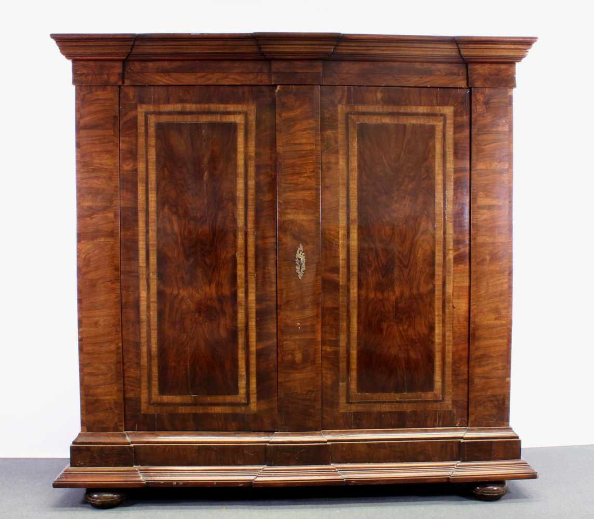 Dielenschrank, um 1800, Nussholz, zweitürig, Türen mit Bandeinlagen, 189 x 193 x 68 cm, Gebrauchs-