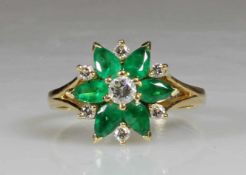Ring, GG 750, 6 facettierte Smaragdtropfen ca. 5 x 3 mm, gute Farbe, 1 Brillant ca. 0.15 ct., 6