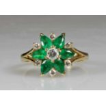 Ring, GG 750, 6 facettierte Smaragdtropfen ca. 5 x 3 mm, gute Farbe, 1 Brillant ca. 0.15 ct., 6